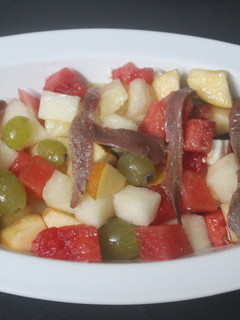 Una foto de Ensalada de frutas con anchoas
