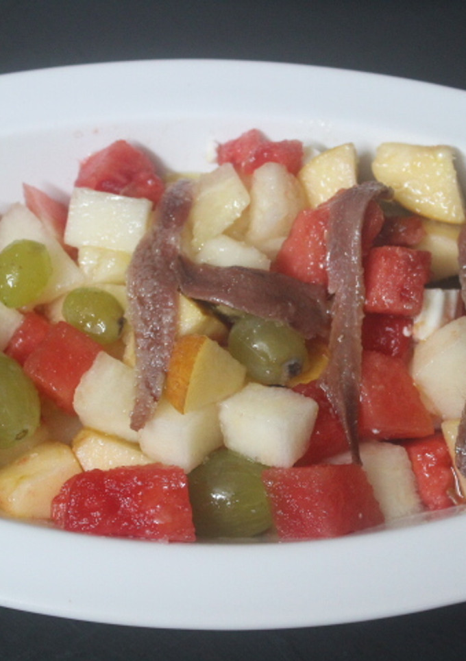 Una foto de Ensalada de frutas con anchoas