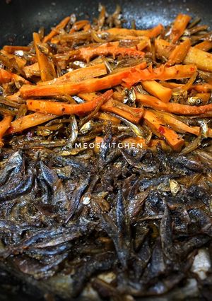Hình của món Cá Cơm Khô Kho Măng.