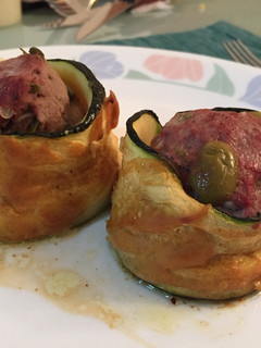 Una foto de Rollitos de zapallo italiano (sukini o zucchini) rellenos con carne picante
