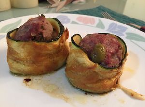 Una foto de Rollitos de zapallo italiano (sukini o zucchini) rellenos con carne picante