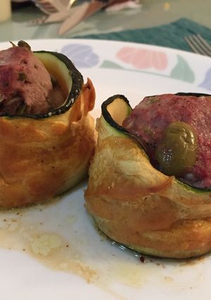Una foto de Rollitos de zapallo italiano (sukini o zucchini) rellenos con carne picante