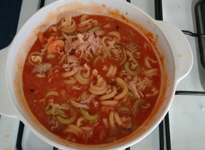 Una foto de Tornillos con tomate y pollo deshebrado. ॐ