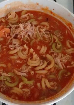 Una foto de Tornillos con tomate y pollo deshebrado. ॐ