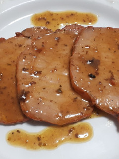 Una foto de 48. Lomo con salsa de mostaza y pasas