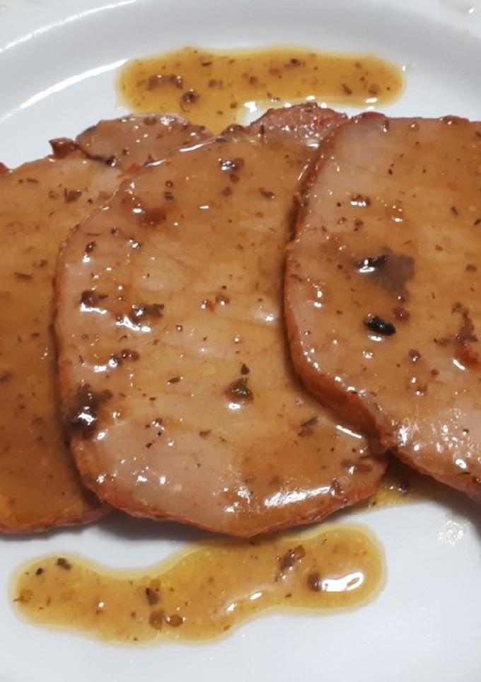 Una foto de 48. Lomo con salsa de mostaza y pasas