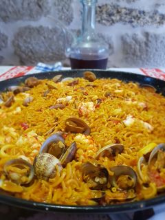 Una foto de Fideuá con almejas