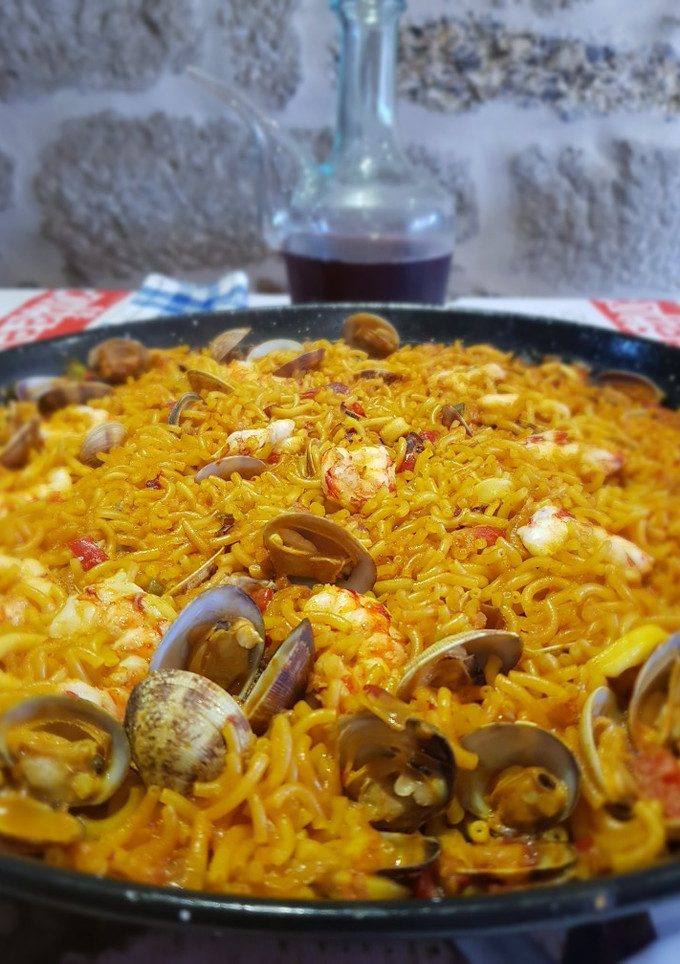 Una foto de Fideuá con almejas
