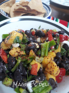 Una foto de Ensalada de frijol negro, mango y chile de árbol molido