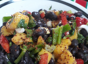 Una foto de Ensalada de frijol negro, mango y chile de árbol molido