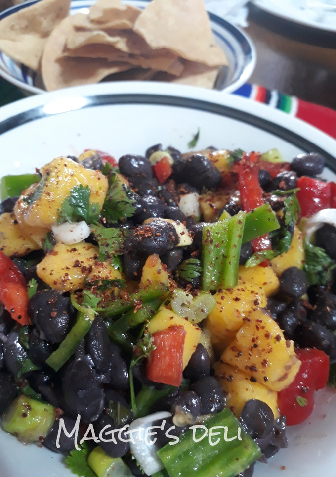 Una foto de Ensalada de frijol negro, mango y chile de árbol molido