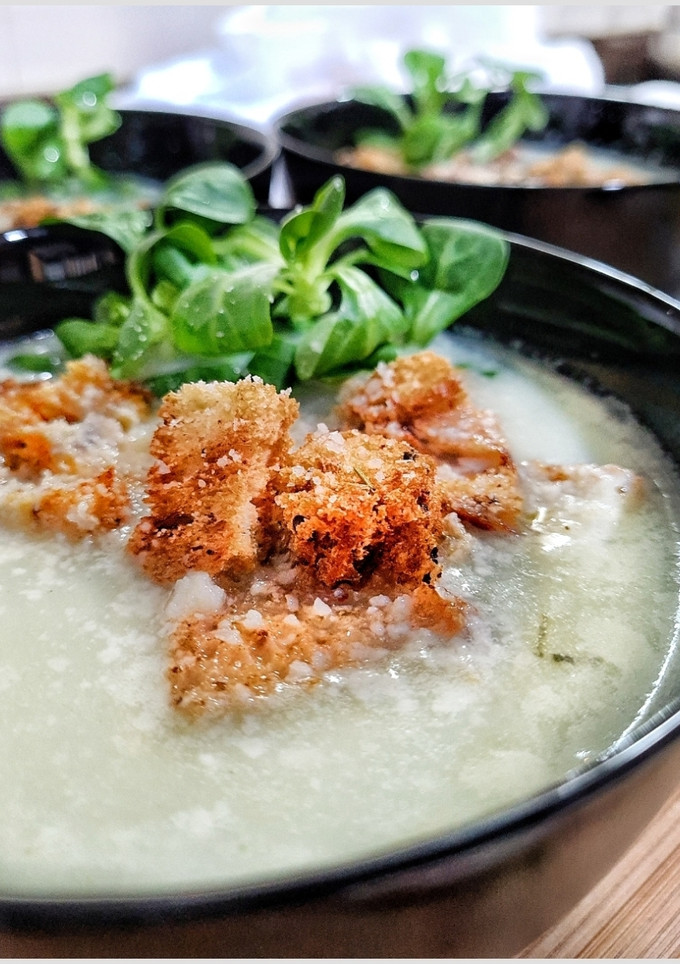 Una foto de Crutones de ajo y queso parmesano en airfryer