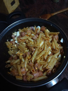 Una foto de Pasta con salchicha, jamón cocido y huevo duro