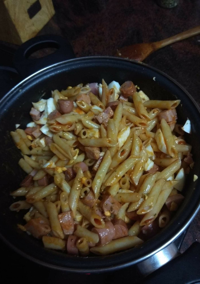 Una foto de Pasta con salchicha, jamón cocido y huevo duro