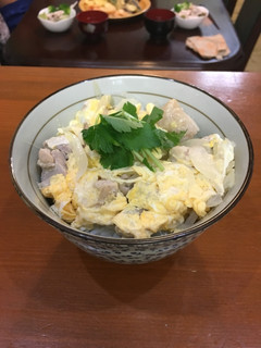 Una foto de El oyako-don〜tazón del huevos y el pollo 〜