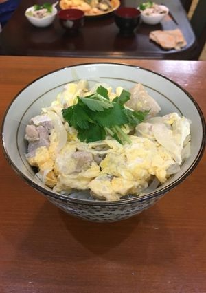 Una foto de El oyako-don〜tazón del huevos y el pollo 〜
