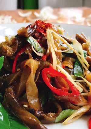 Hình của món Tảo xoắn Chile xào sả húng quế.