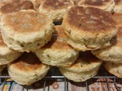 Una foto de scones de queso integral