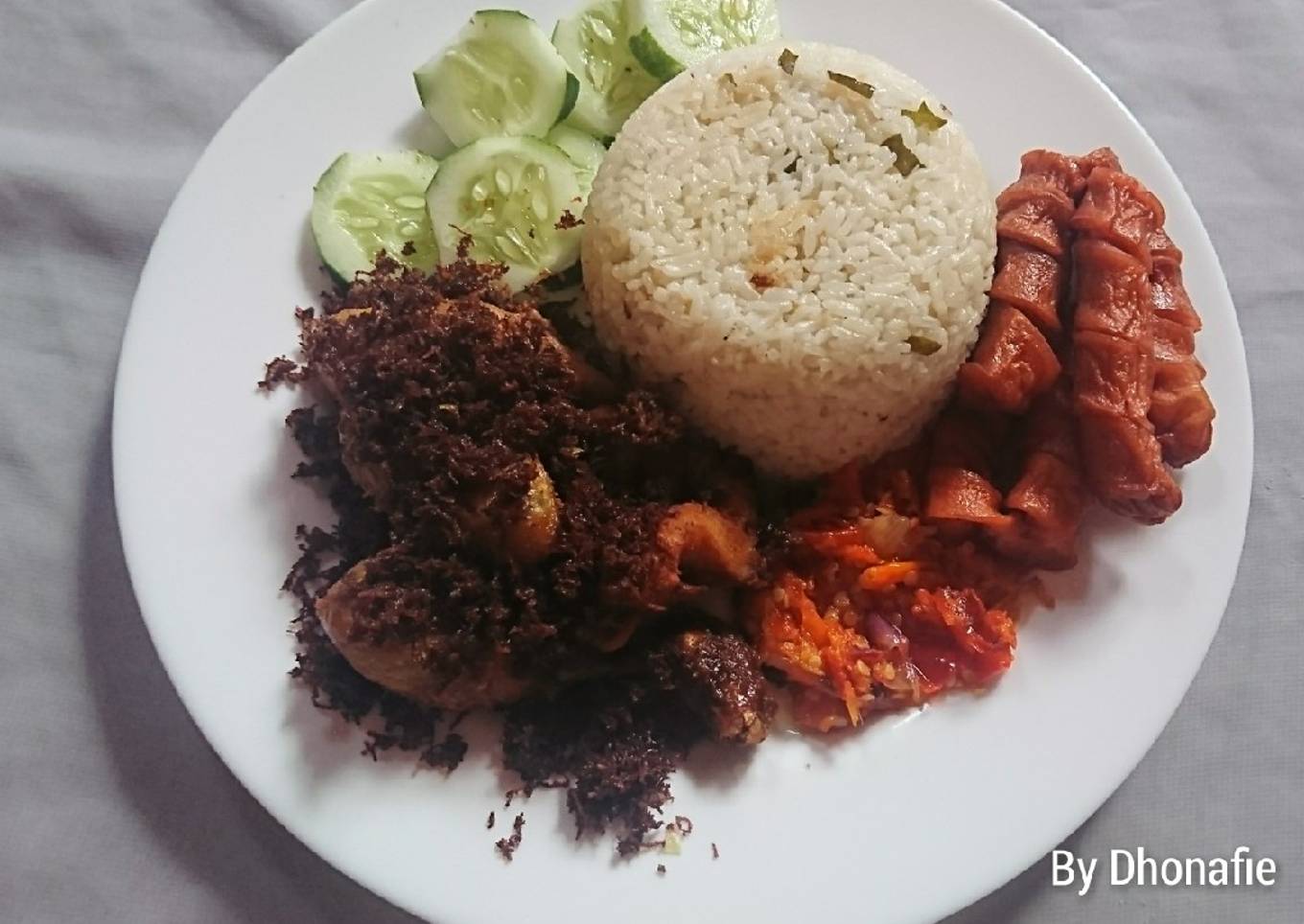 Ayam goreng serundeng, Nasi daun jeruk dan sambal bawang