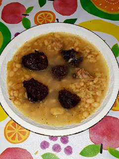 Una foto de Arroz, col y habichuelas con costilla de cerdo