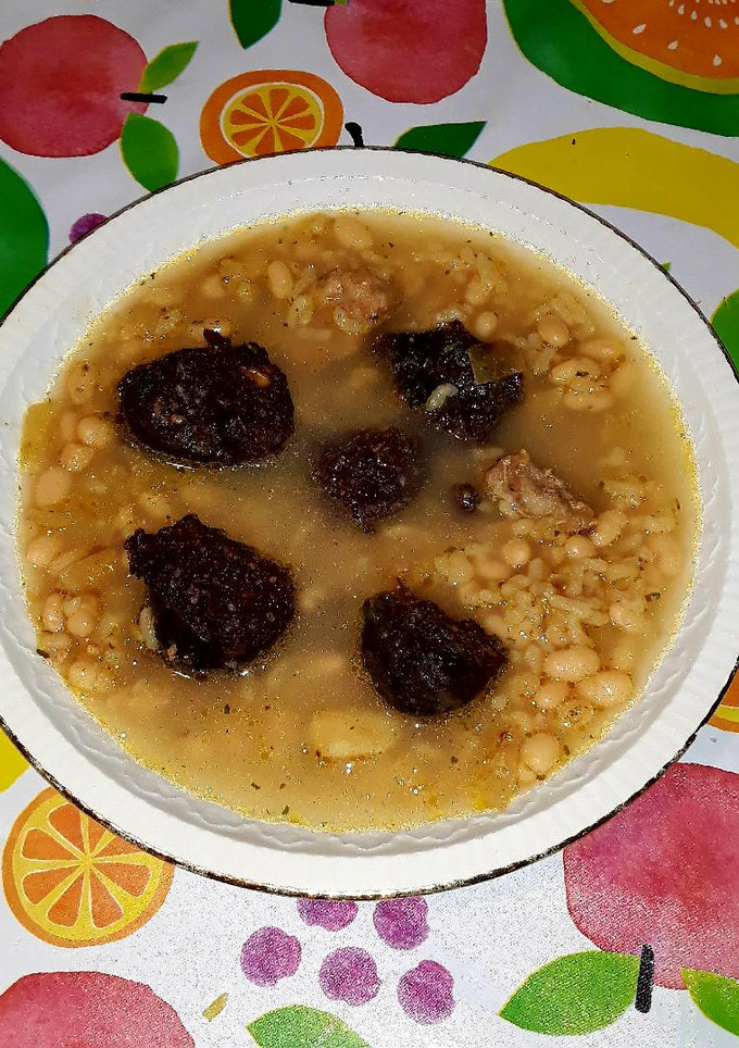 Una foto de Arroz, col y habichuelas con costilla de cerdo