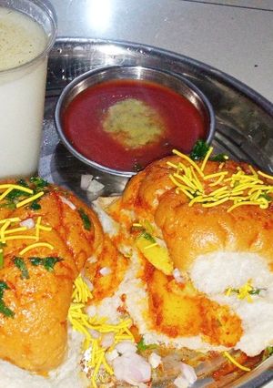 સ્ટીમ પાવ બટેકા (Steam Bataka Pav Recipe In Gujarati) રેસીપી મુખ્ય ફોટો