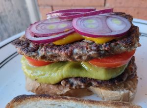 Una foto de Sándwich doble de carne...🥑🍅🥪🥩