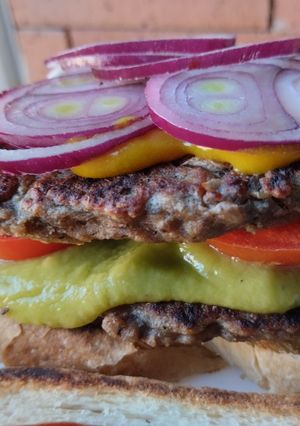 Una foto de Sándwich doble de carne...🥑🍅🥪🥩