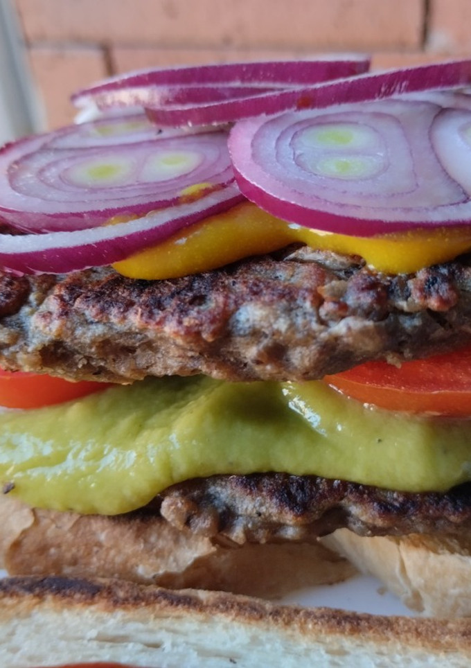 Una foto de Sándwich doble de carne...🥑🍅🥪🥩
