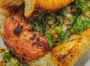 Una foto de Choripan con chimichurri