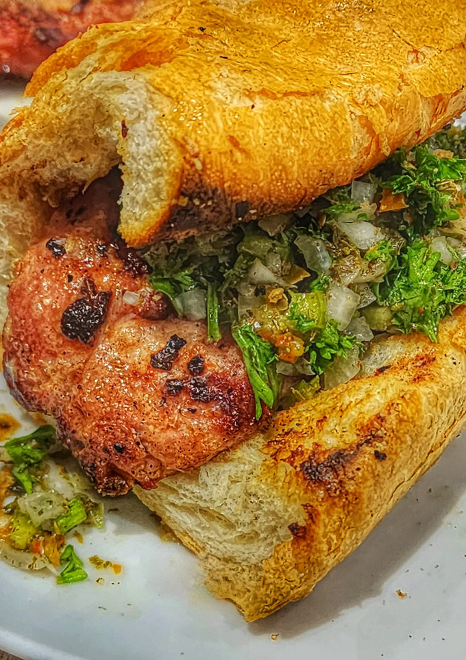 Una foto de Choripan con chimichurri