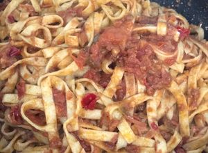 Una foto de Pasta con Salsa Puttanesca