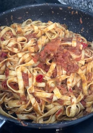 Una foto de Pasta con Salsa Puttanesca