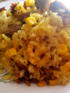Una foto de Arroz con cerdo y maíz