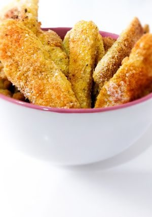 Una foto de Bastones crocantes de berenjena y zucchini (SIN TACC)