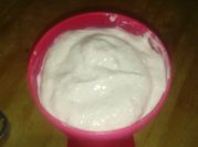 Una foto de helado de banana con crema de leche