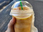 Una foto de batido papaya mango