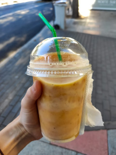 Una foto de Batido de mango, plátano, papaya y fresa sano