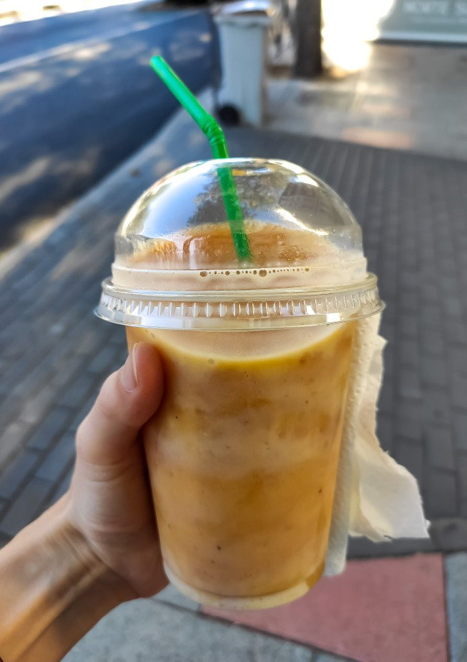 Una foto de Batido de mango, plátano, papaya y fresa sano