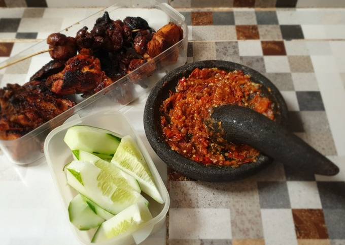 Ayam bakar dengan sambal tomat terasi