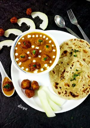 A picture of Raw papaya kofta curry.