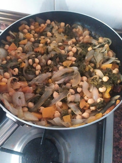 Una foto de Garbanzos con espinacas y calabaza