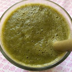 Celery and lettuce juice - vegan A picture of Celery and lettuce juice - vegan.