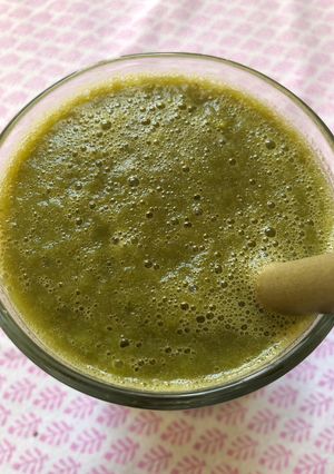 A picture of Celery and lettuce juice - vegan.