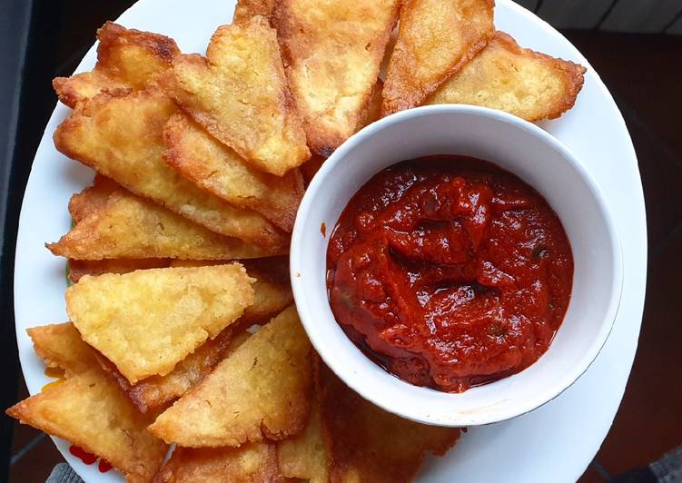 Nachos con salsa piccante