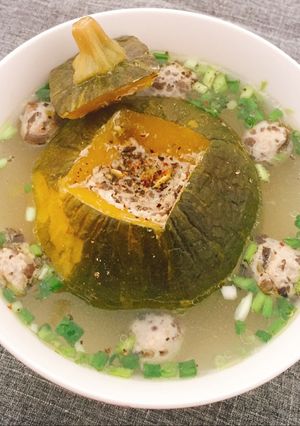 Hình của món Canh bí nhồi thịt.