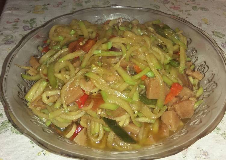 Proses memasak Tumis labu siam mix bakso yang enak