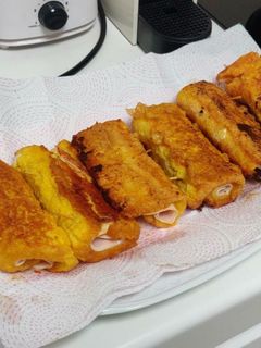 Una foto de Rollitos de pan de molde con pavo y queso