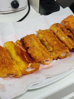 Una foto de Rollitos de pan de molde con pavo y queso