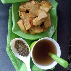 A picture of Fried sweet potatoes with black tea.